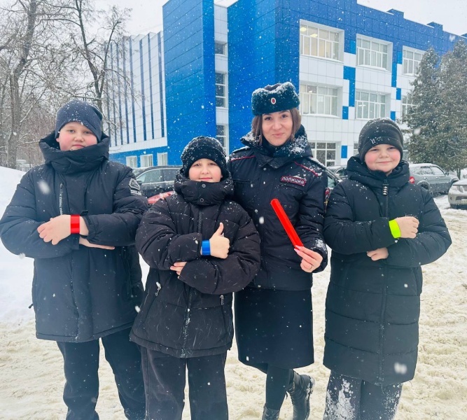 Сотрудники Госавтоинспекции в Воскресенске проводят профилактические беседы с пешеходами 