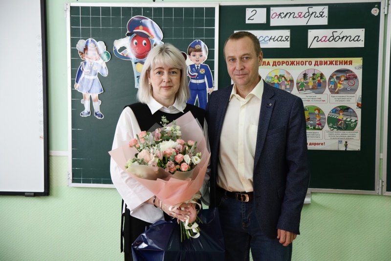 С Днём учителя в Воскресенске поздравили супругу участника СВО 