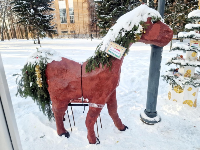В парке усадьбы Кривякино в Воскресенске уже в седьмой раз проходит традиционный новогодний арт-фестиваль «ЧУднЫе Ёлки»