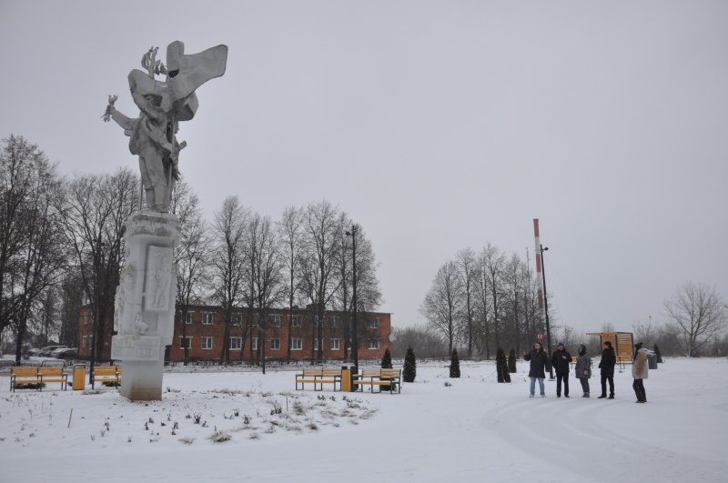 Воскресенские депутаты и сторонники «Единой России» проверили благоустроенную площадь в деревне Ратчино