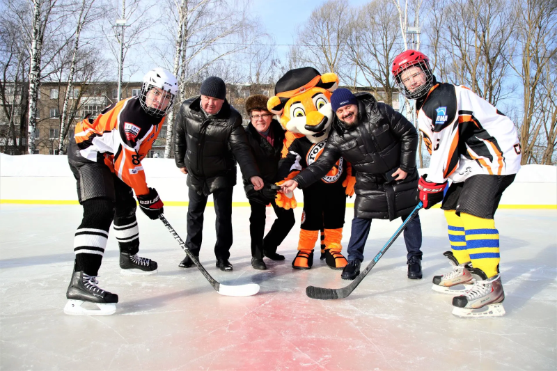 На новом льду спортивного комплекса «Горняк» в Воскресенске стартовал турнир «Тигры на льду»