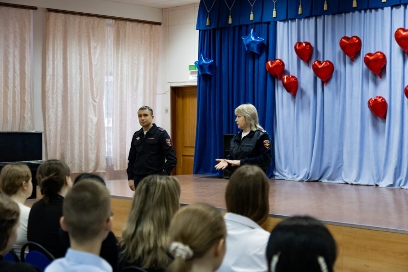 Сотрудники полиции по г.о. Воскресенск провели в школе акцию «Будь в форме»
