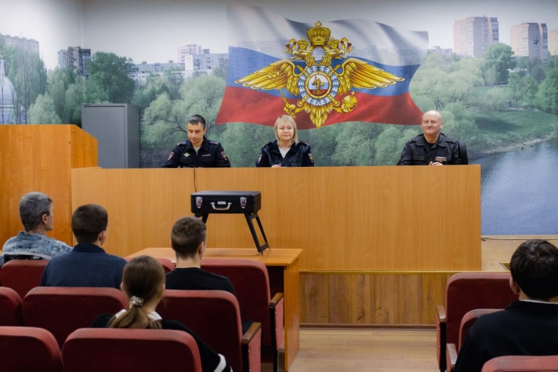 Сотрудники УМВД России по г.о. Воскресенск провели День открытых дверей для старшеклассников
