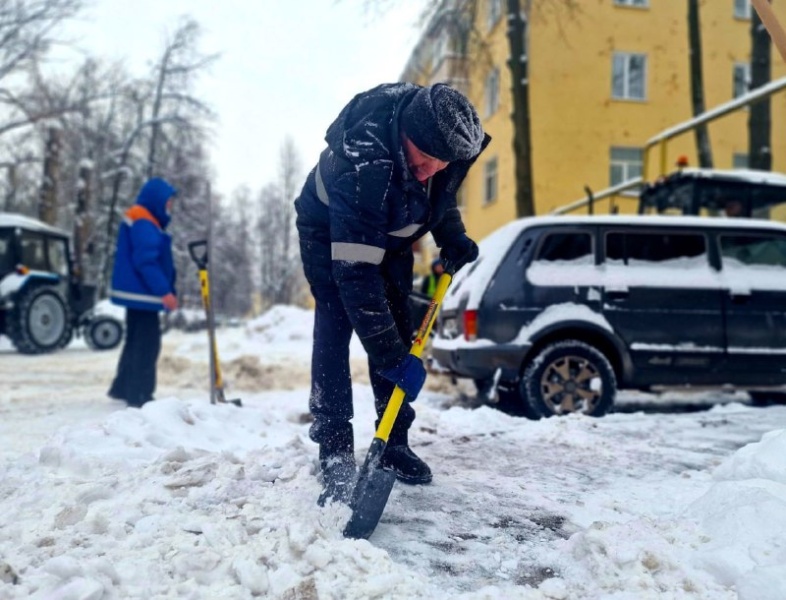 В Воскресенске продолжают расчищать дворы от снежных заносов