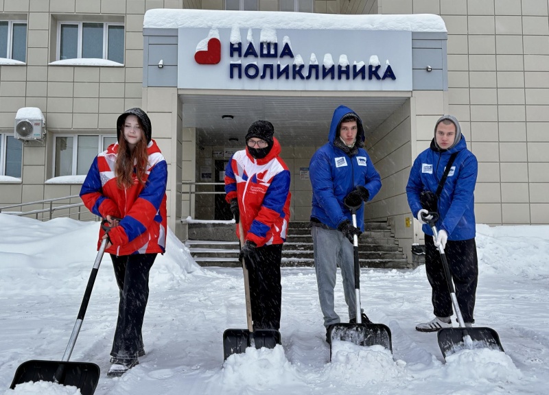 Волонтеры Воскресенска расчистили снег возле поликлиники