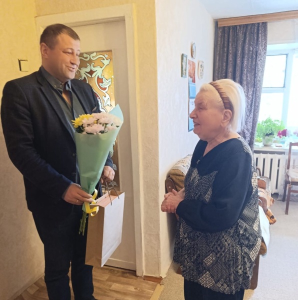 В Воскресенске поздравили ветерана труда