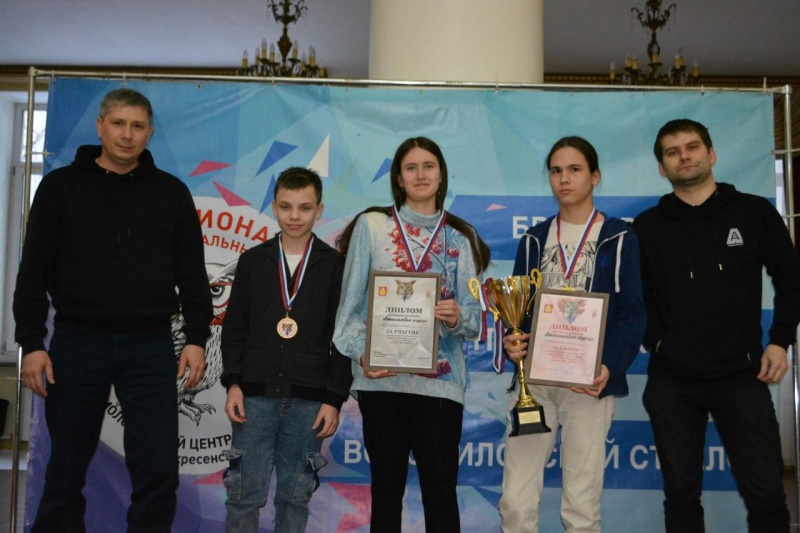 В Воскресенске завершился Открытый чемпионат по спортивной версии «Что? Где? Когда?» среди школьников