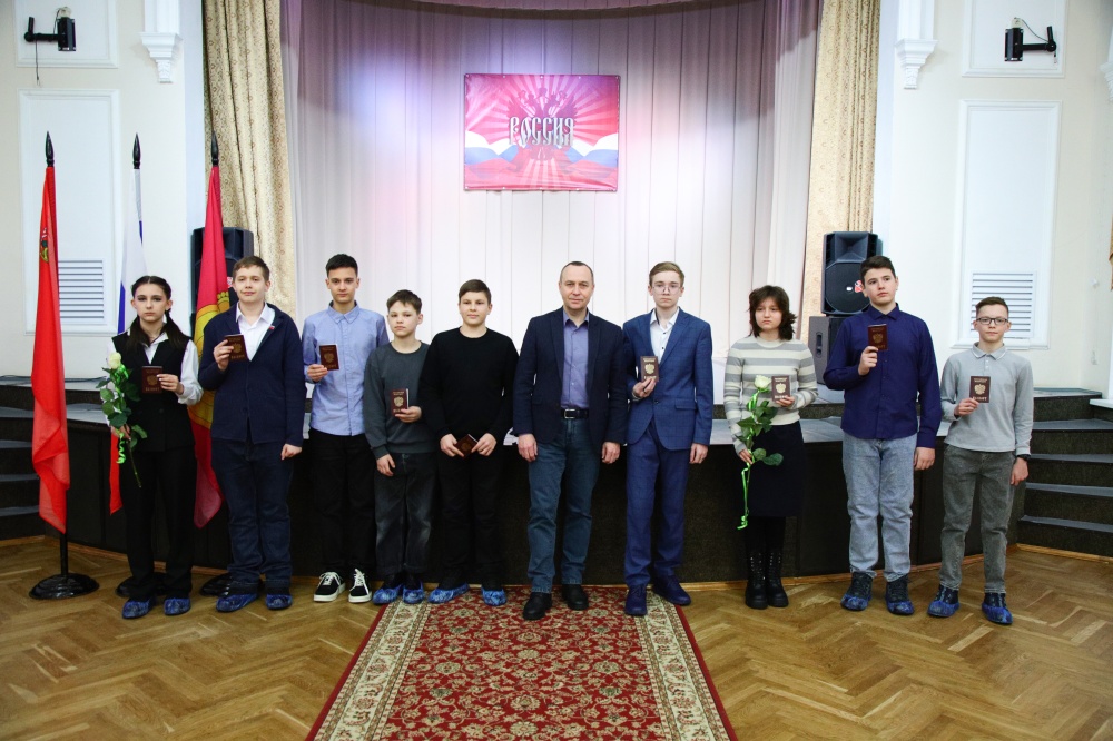 Вручение паспортов юным воскресенцам
