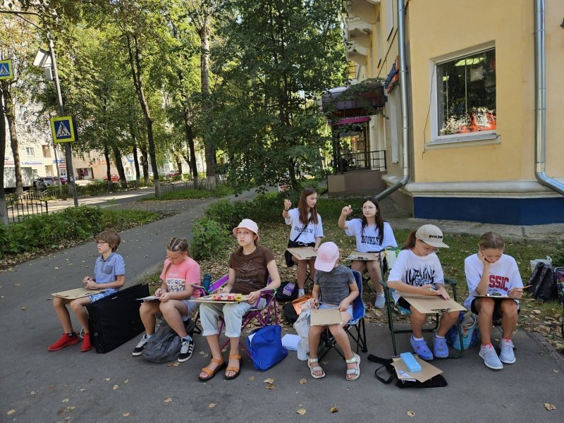 Юные воскресенские художники рисуют родной город на природе 