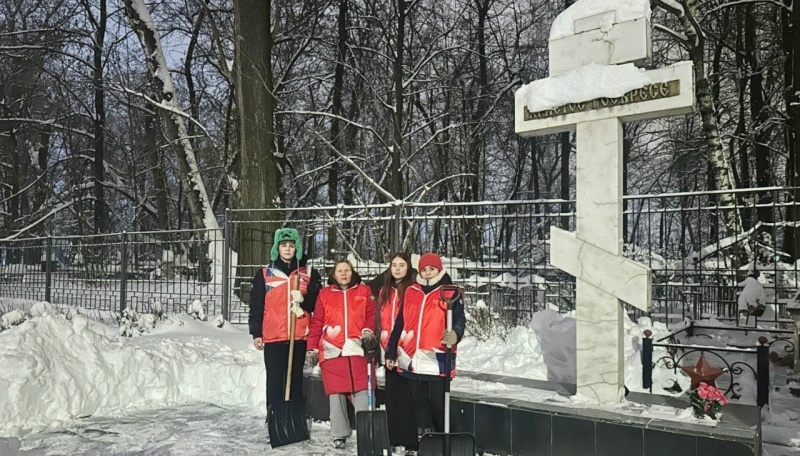 Специалисты и волонтеры провели акцию по уборке мемориалов в Воскресенске