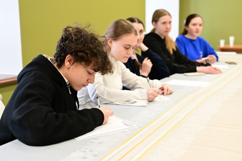 Воскресенские школьники написали письма солдатам СВО