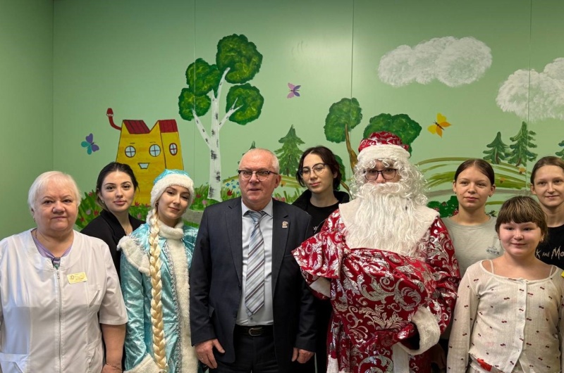 Воскресенские партийцы поздравили маленьких пациентов «Доброй комнаты»
