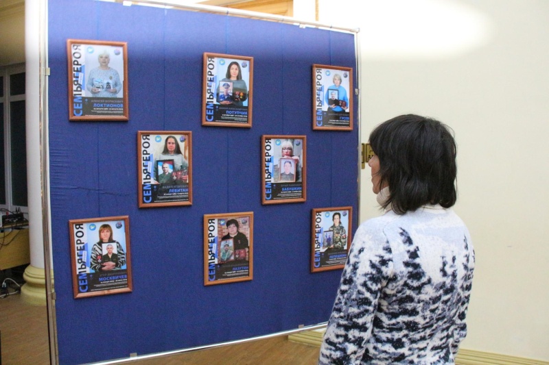 В День воинской славы России в Воскресенске открыли выставку о семьях героев