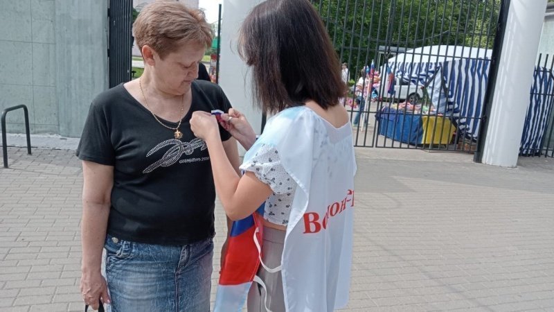 Воскресенцам вручили праздничные ленты триколор 