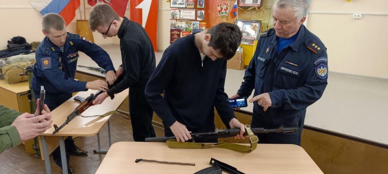 Огнеборцы ГКУ МО «Мособлпожспас» провели урок мужества для воскресенских школьников 