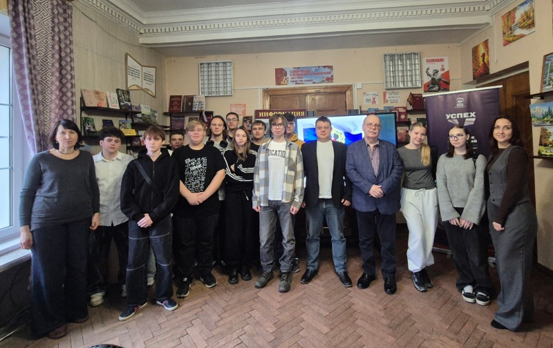 В Воскресенской библиотеке провели информационный час для студентов, посвященный Дню войск радиационной, химической и биологической защиты 