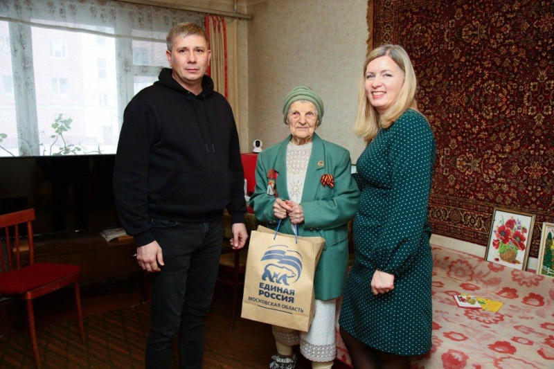 Воскресенские депутаты и волонтёры поздравили с наступающим Новым годом участницу Великой Отечественной войны 