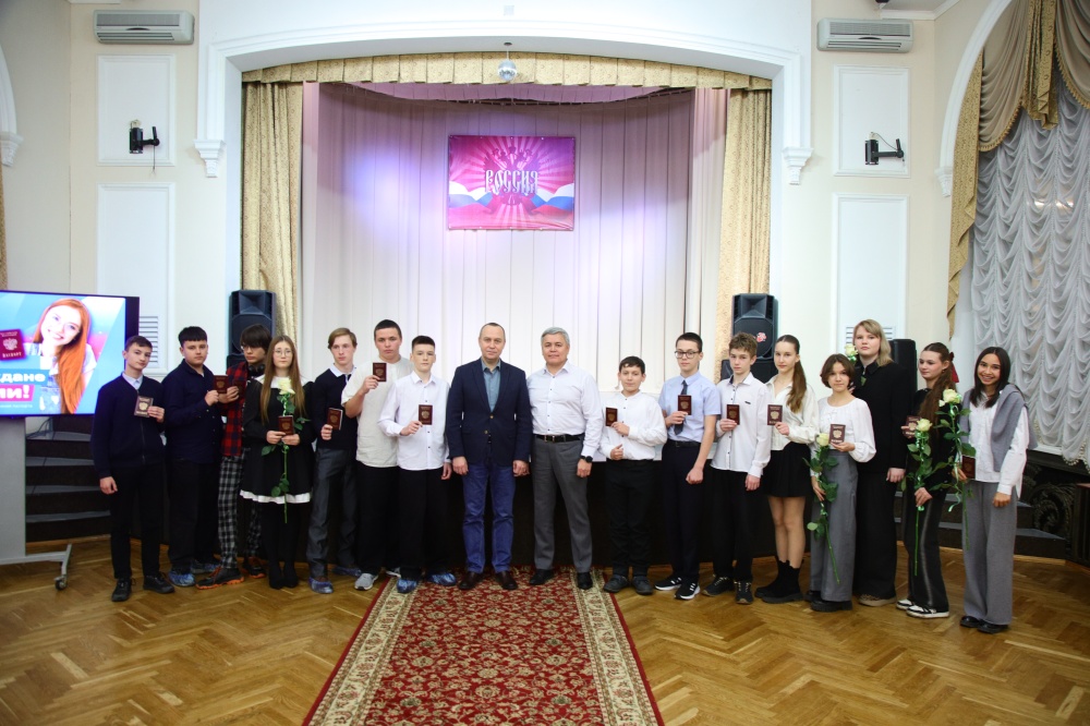 Вручение паспортов юным воскресенцам