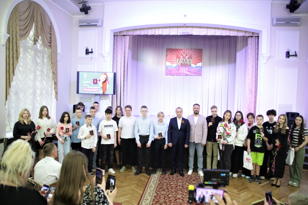 Вручение паспортов юным воскресенцам