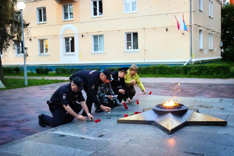 В Воскресенске полицейские и общественница присоединились к Всероссийской патриотической акции «Свеча памяти»