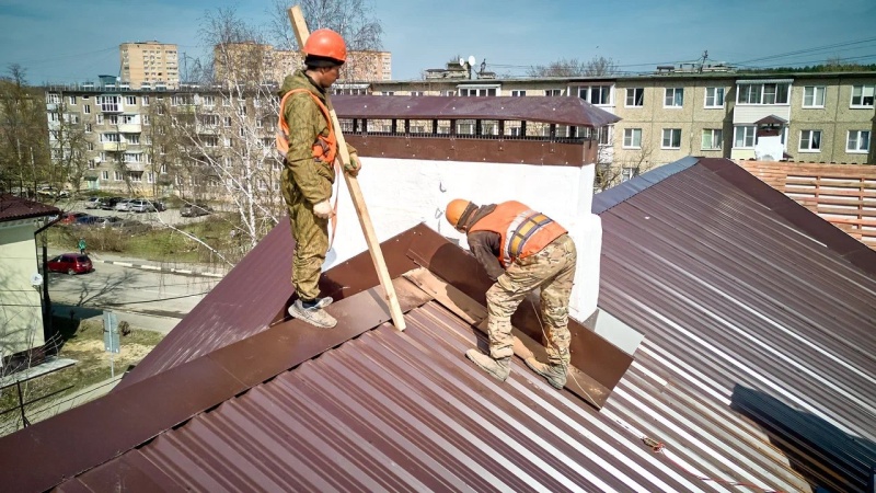 В доме №6 по улице Мичурина в Воскресенске продолжаются работы по капитальному ремонту скатной крыши