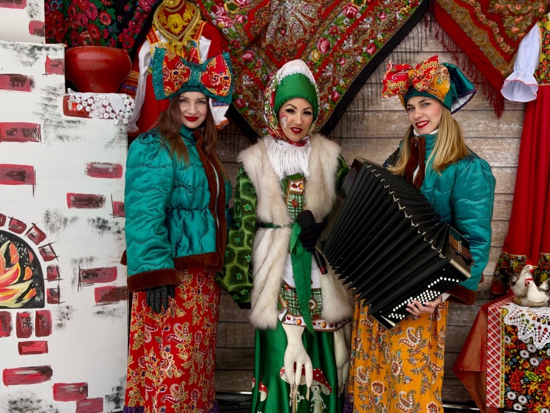 В микрорайоне Красный Холм города Белоозерский отметили Масленицу 