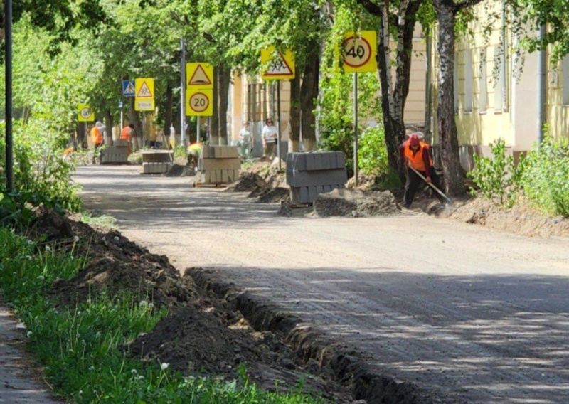 На улице Пионерской в Воскресенске приступили к укладке бордюра