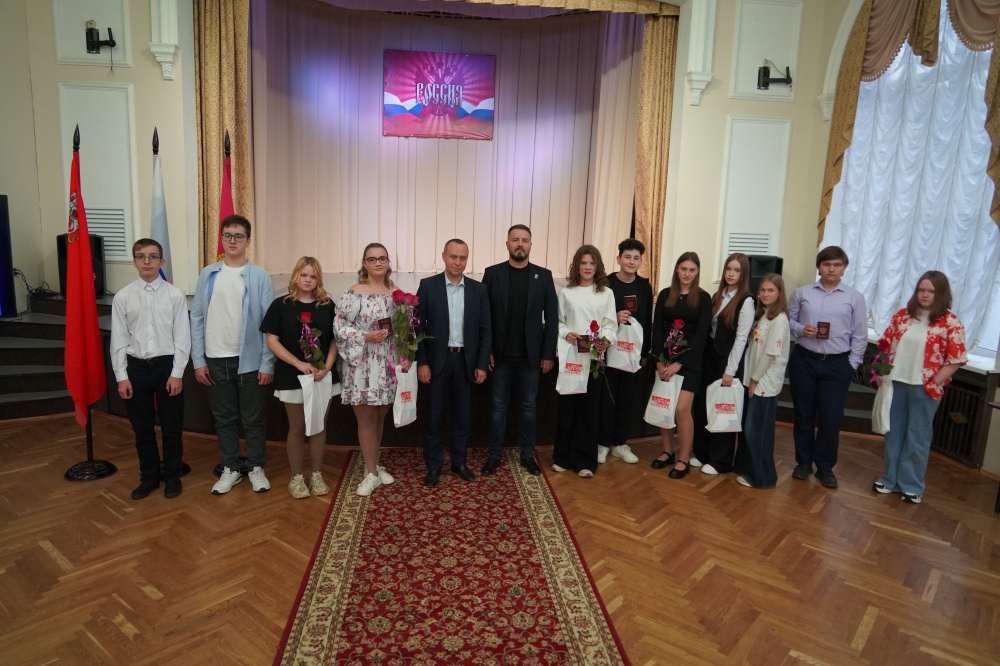 Вручение паспортов юным воскресенцам