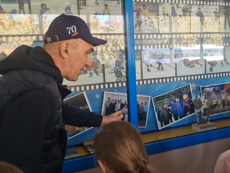 Олимпийский чемпион пригласил воскресенских школьников заниматься хоккеем