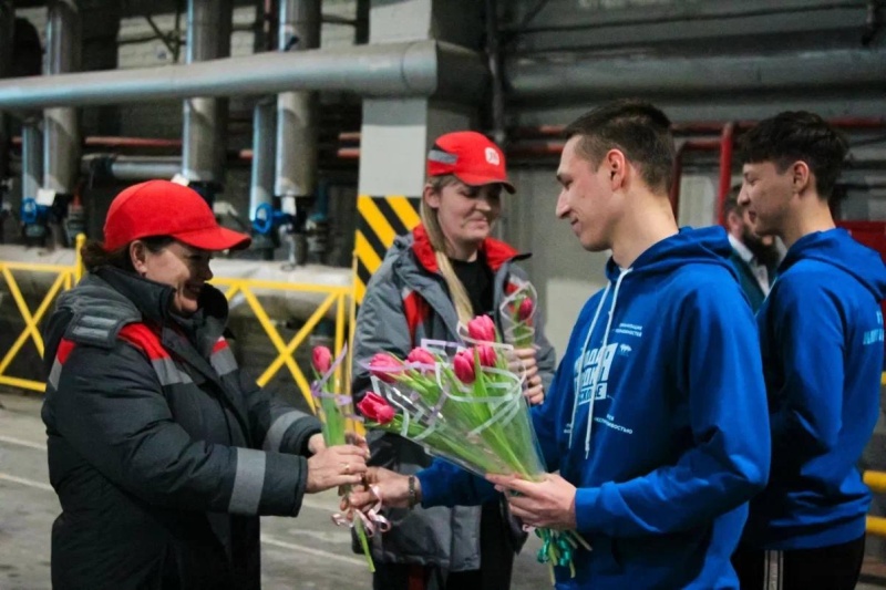 В Воскресенске поздравили с наступающим праздником сотрудниц предприятий