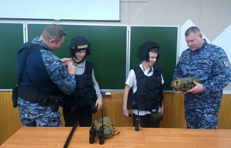 Росгвардейцы познакомили воскресенских школьников с профессией защитника правопорядка