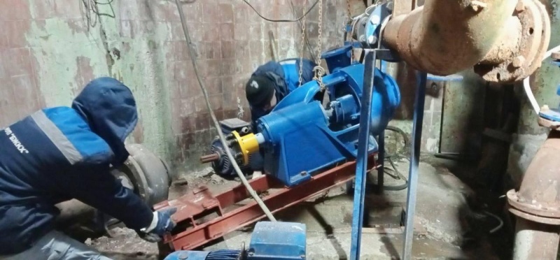 Сотрудники подразделения Мособлводоканала установили дополнительный новый насос на КНС в Воскресенске