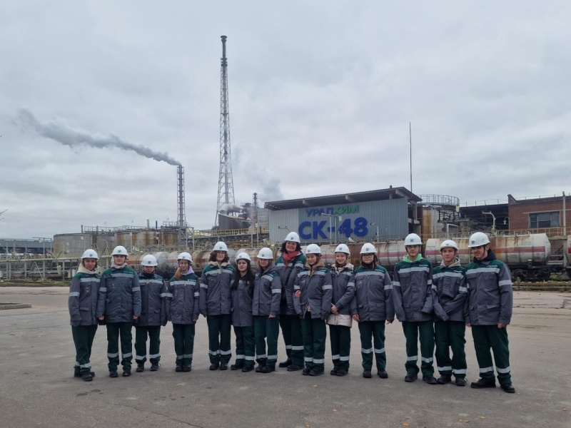 Ученики воскресенской гимназии побывали на экскурсии на градообразующее химпредприятие