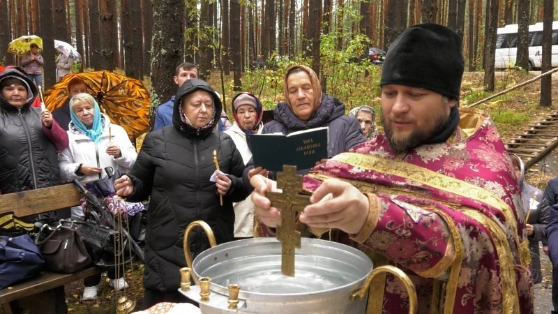 Богослужение у благоустроенного родника в Воскресенске