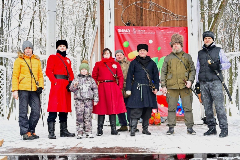 В парке Воскресенска желающих познакомили с азами исторического боя 