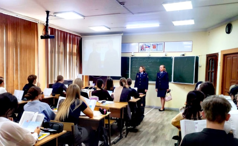 Полицейские в Воскресенске провели акцию «Знакомство с профессией» для старшеклассников местных школ