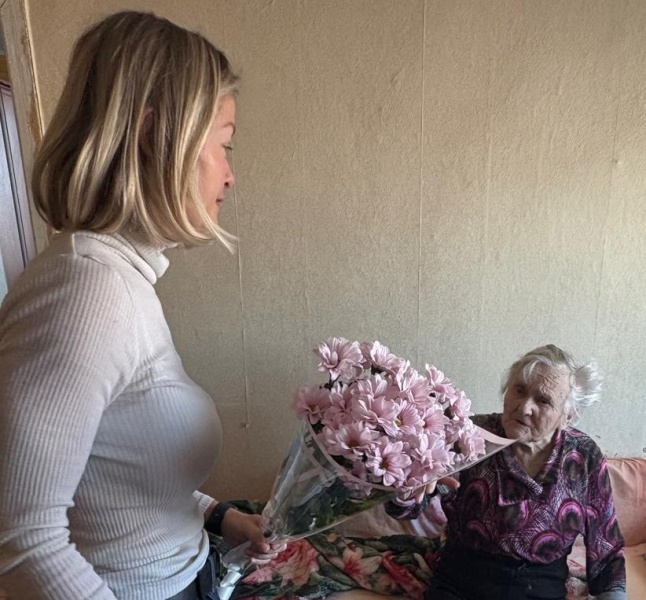 В Воскресенске поздравили ветерана труда