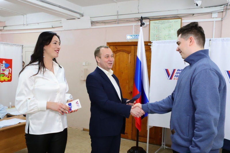 В Воскресенске глава городского округа и депутат Мособлдумы поздравили тех, кто голосует впервые 