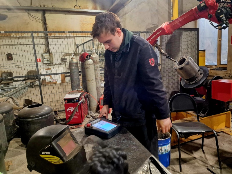 Студент Воскресенского колледжа осваивает профессию сварщика и работает на производстве оператором робота