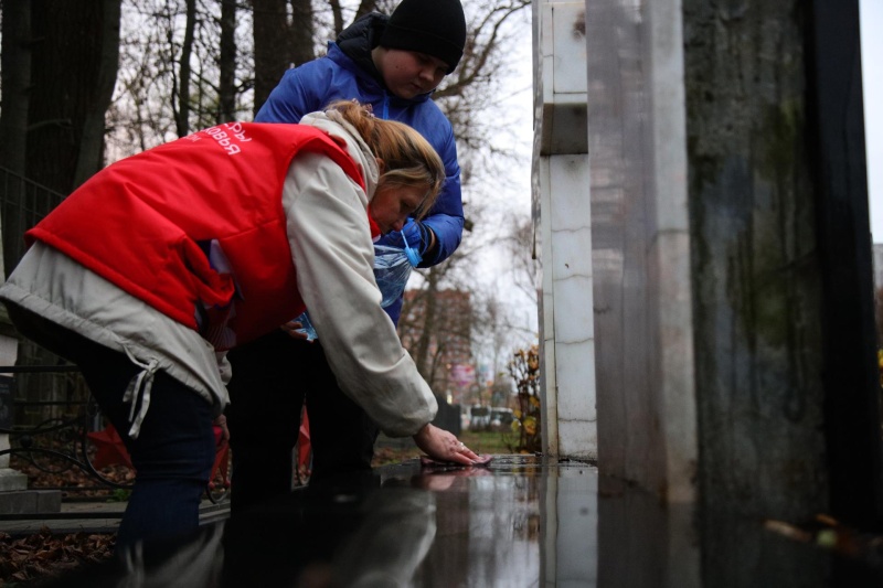 Волонтеры Воскресенска привели в порядок мемориал на улице Кагана