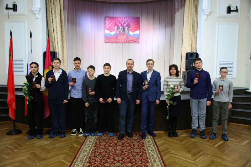 Юным воскресенцам вручили первые паспорта