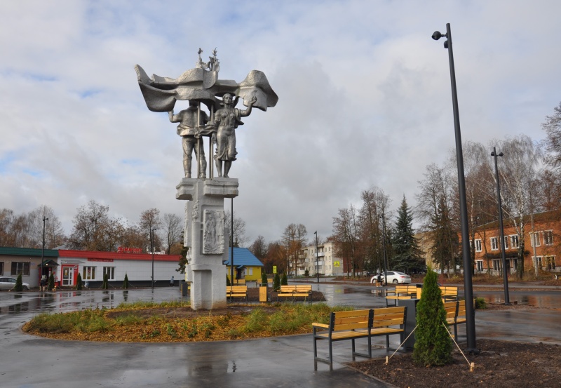 В деревне Ратчино благоустроили площадь 