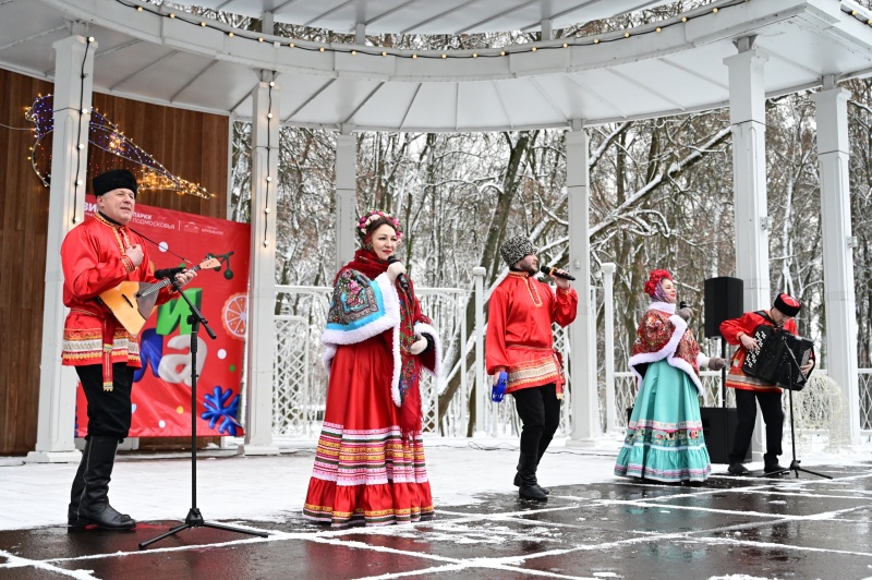 В парке Воскресенска открылся фестиваль «ЧУднЫе Ёлки» 