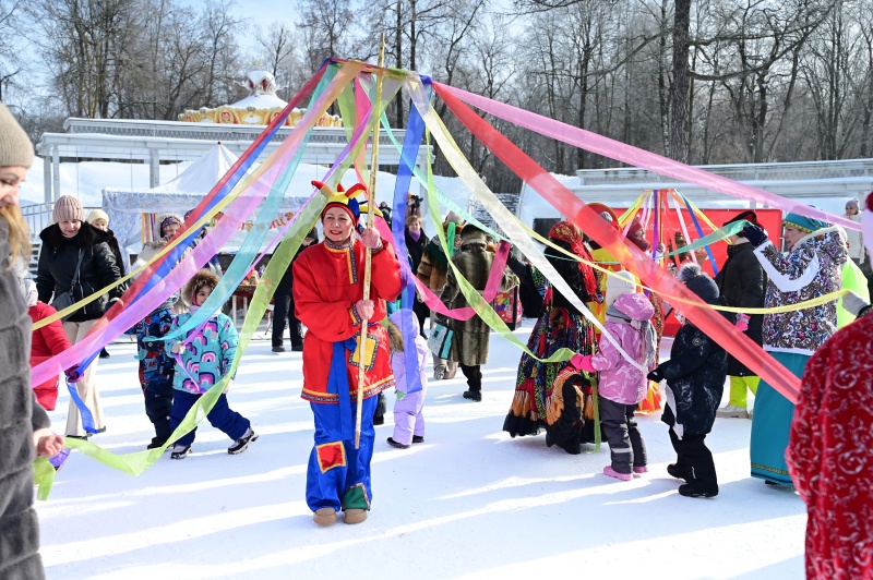 В парке Воскресенска провели тематическое мероприятие "Тёщины блины" 