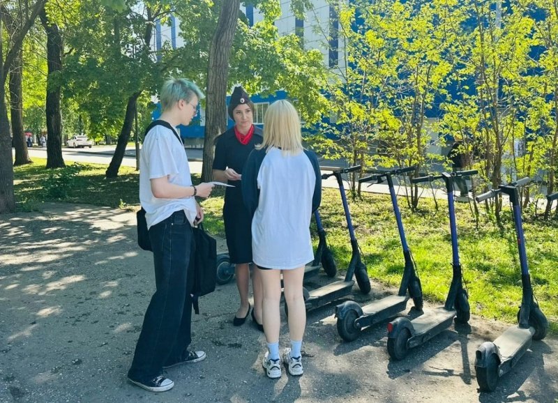 В Воскресенске сотрудница Госавтоинспекции провела профилактические беседы с юными пешеходами