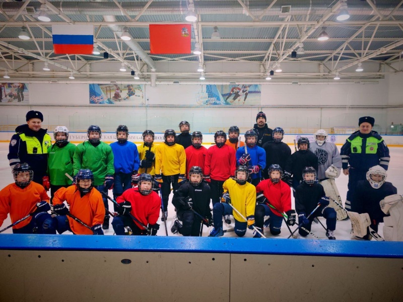 Сотрудники Госавтоинспекции проводят профилактические беседы с воспитанниками спортивных секций в Воскресенске      