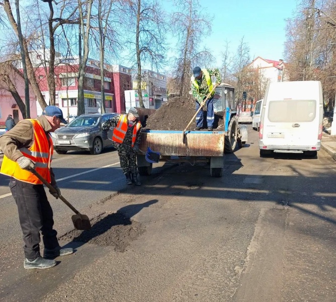 Сотрудники МБУ «Благоустройство и озеленение» ежедневно поддерживают порядок на улицах Воскресенска