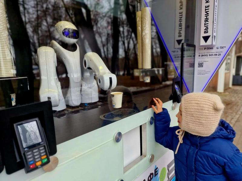 В парке усадьбы Кривякино в Воскресенске открылось робокафе: напитки разливает механический бариста