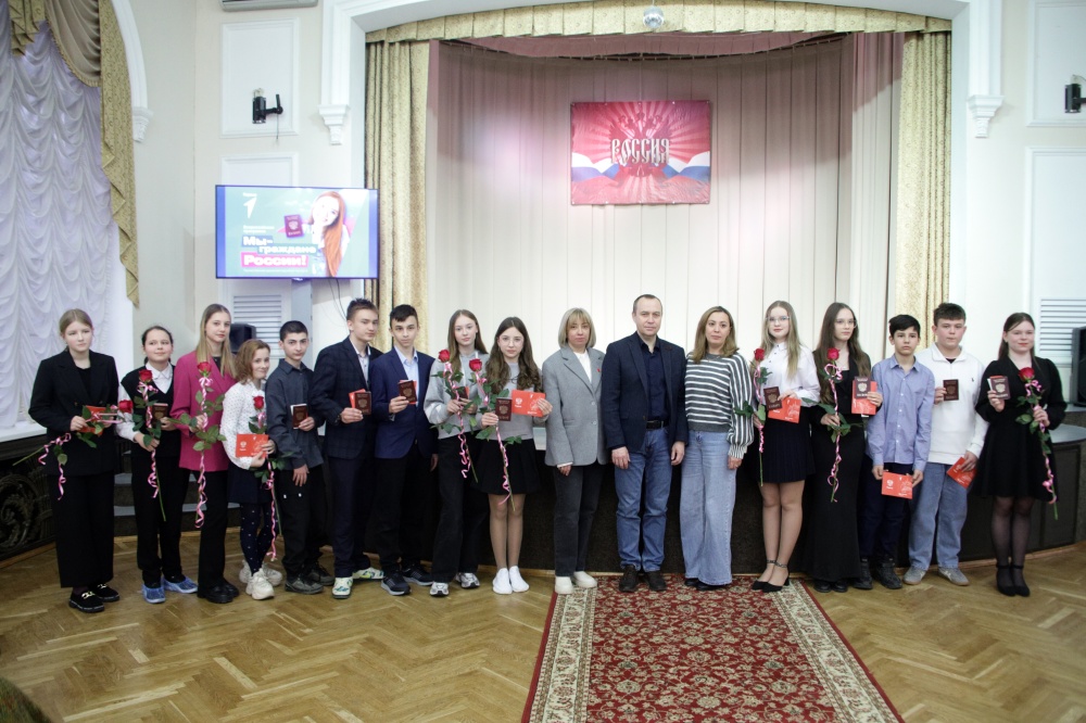Вручение паспортов юным воскресенцам