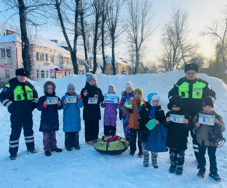 В Воскресенске автоинспекторы провели профилактические беседы по правилам дорожного движения во дворах